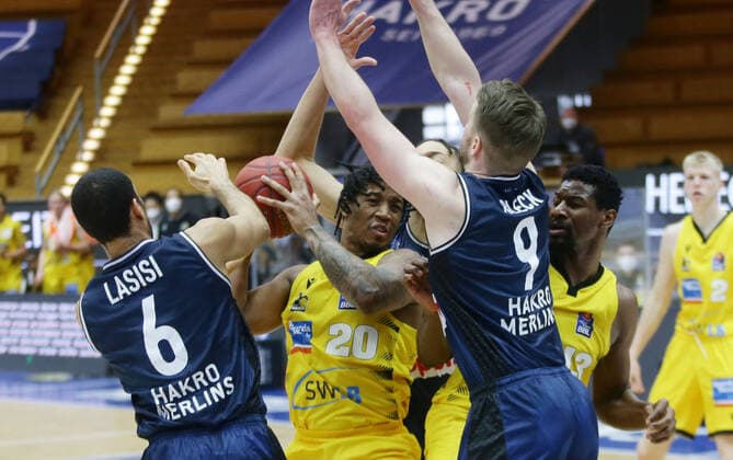 Ludwigsburg , Basketball easyCredit BBL Bundesliga , HAKRO Merlins Crailsheim vs MHP Riesen Ludwigsburg , from left Elias Lasisi Merlins Desi Rodriguez Riesen Fabian Bleck Merlins