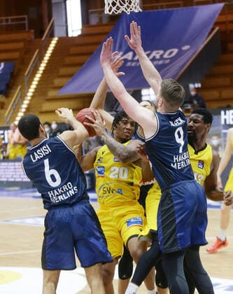 Ludwigsburg , Basketball easyCredit BBL Bundesliga , HAKRO Merlins Crailsheim vs MHP Riesen Ludwigsburg , from left Elias Lasisi Merlins Desi Rodriguez Riesen Fabian Bleck Merlins