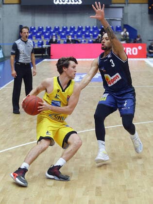 Ludwigsburg , Basketball easyCredit BBL Bundesliga , HAKRO Merlins Crailsheim vs MHP Riesen Ludwigsburg , from left Jordan Hulls Riesen Maurice Stuckey Merlins