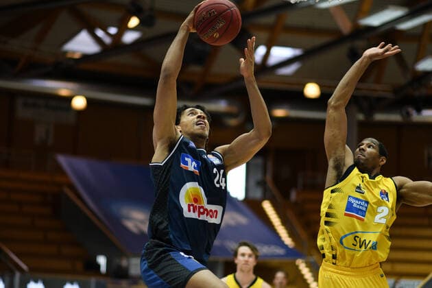 Jeremy Jones HAKRO Merlins Crailsheim at the basket against Tremmell Darden MHP Riesen Ludwigsburg , GER, HAKRO Merlins Crailsheim vs MHP Riesen Ludwigsburg, 14 03 2021, 23 Spieltag easycredit Basketball Bundesliga, Spielzeit 2020 2021 GER, HAKRO Merlins Crailsheim vs MHP Riesen Ludwigsburg, 14 03 2021, 23 Spieltag easycredit Basketball Bundesliga, Spielzeit 2020 2021 Crailsheim Copyright: xEibnerxPressefoto MichaelxMemmlerx EP_MMR