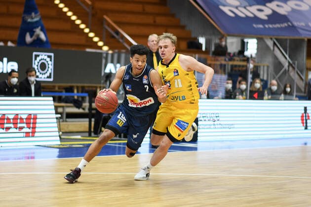 Trae Bell Haynes HAKRO Merlins Crailsheim in a duel with Lukas Herzog MHP Riesen Ludwigsburg , GER, HAKRO Merlins Crailsheim vs MHP Riesen Ludwigsburg, 14 03 2021, 23 Spieltag easycredit Basketball Bundesliga, Spielzeit 2020 2021 GER, HAKRO Merlins Crailsheim vs MHP Riesen Ludwigsburg, 14 03 2021, 23 Spieltag easycredit Basketball Bundesliga, Spielzeit 2020 2021 Crailsheim Copyright: xEibnerxPressefoto MichaelxMemmlerx EP_MMR