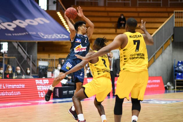 Trae Bell Haynes HAKRO Merlins Crailsheim in duel with Jaleen Smith MHP Riesen Ludwigsburg and Jamel McLean MHP Riesen Ludwigsburg , GER, HAKRO Merlins Crailsheim vs MHP Riesen Ludwigsburg, 14 03 2021, 23 Spieltag easycredit Basketball Bundesliga, Spielzeit 2020 2021 GER, HAKRO Merlins Crailsheim vs MHP Riesen Ludwigsburg, 14 03 2021, 23 Spieltag easycredit Basketball Bundesliga, Spielzeit 2020 2021 Crailsheim Copyright: xEibnerxPressefoto MichaelxMemmlerx EP_MMR