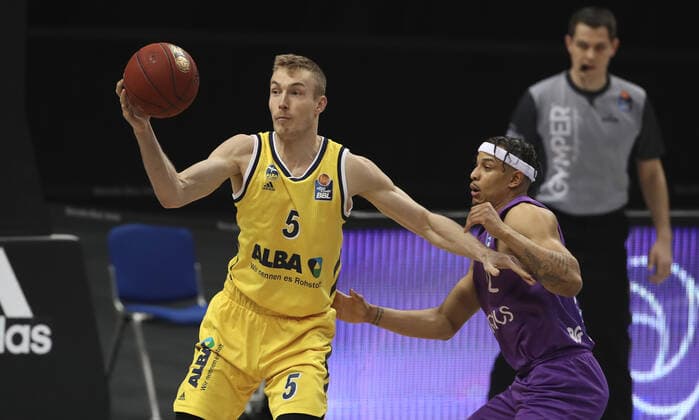 Niels Giffey, Nelson Weidemann Action Game Scene Duel Sports Basketball BBL Bundesliga Men Season 2020 2021 14 03 2021 ALBA Berlin vs BG Göttingen