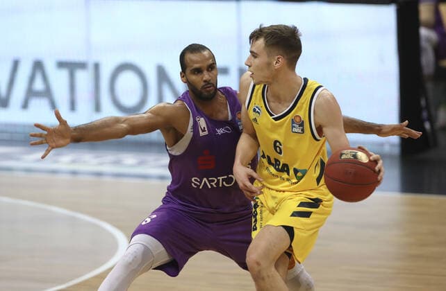 Akeem Vargas, Malte Delow Action Game Scene Duel Sports Basketball BBL Bundesliga Men Season 2020 2021 14 03 2021 ALBA Berlin vs BG Göttingen