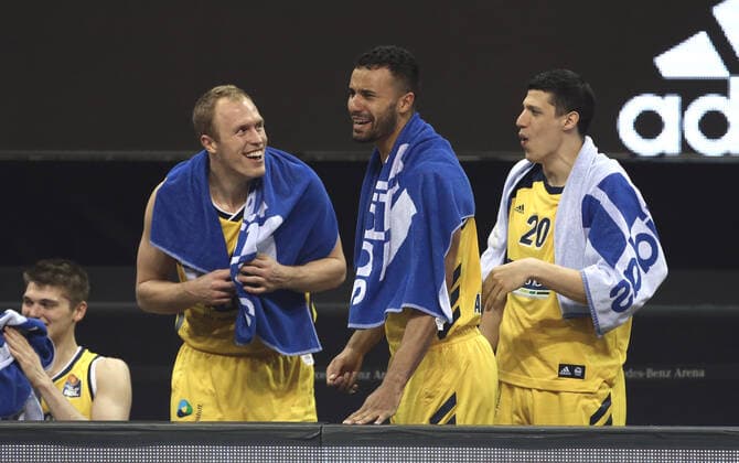 Luke Sikma, Johannes Thiemann, Simone Fontecchio jubilation joy emotion sport basketball BBL Bundesliga men season 2020 2021 14 03 2021 ALBA Berlin vs BG Göttingen