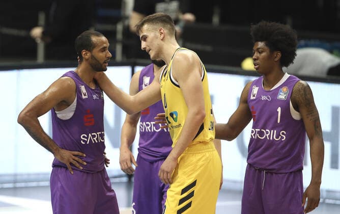 Akeem Vargas, Tim Schneider consoling after end of game Sports Basketball BBL Bundesliga Men Season 2020 2021 14 03 2021 ALBA Berlin vs BG Göttingen