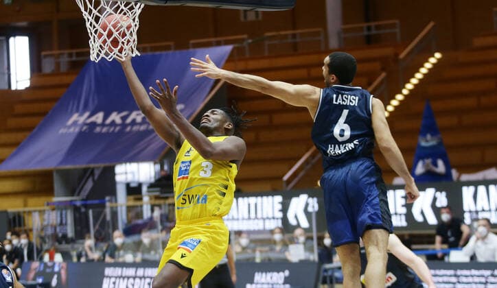 Ludwigsburg , Basketball easyCredit BBL Bundesliga , HAKRO Merlins Crailsheim vs MHP Riesen Ludwigsburg , from left Jaleen Smith Riesen Elias Lasisi Merlins