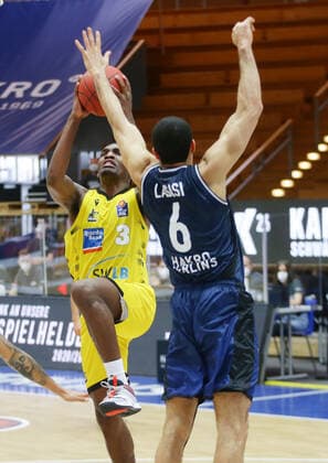Ludwigsburg , Basketball easyCredit BBL Bundesliga , HAKRO Merlins Crailsheim vs MHP Riesen Ludwigsburg , from left Jaleen Smith Riesen Elias Lasisi Merlins
