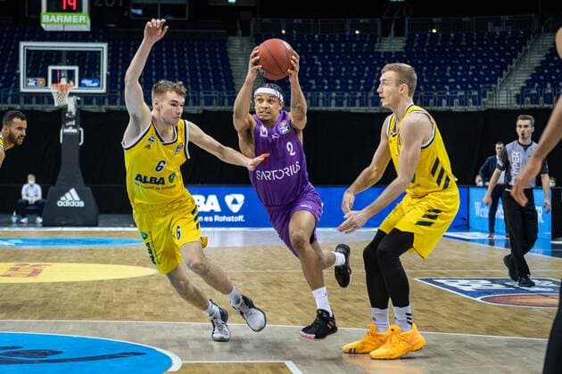 Basketball Berlin 14 03 2021 Season 2020 2021 1 Bundesliga easyCredit BBL Alba Berlin BG Göttingen Nelson Weidemann Göttingen, No 02 Malte Delow Alba Berlin, No 06 Niels Giffey Alba Berlin, No 05