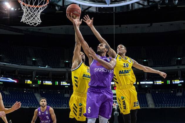 Basketball Berlin 14 03 2021 Season 2020 2021 1 Bundesliga easyCredit BBL Alba Berlin BG Göttingen Marvin Omuvwie Göttingen, No 11 Louis Olinde Alba Berlin, No 19 Johannes Thiemann Alba Berlin, No 32