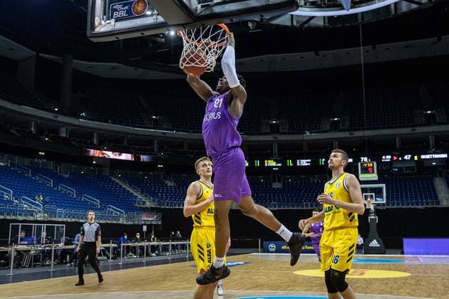 Basketball Berlin 14 03 2021 Season 2020 2021 1 Bundesliga easyCredit BBL Alba Berlin BG Göttingen Tai Odiase Göttingen, No 21 Kresimir Nikic Alba Berlin, No 16 Tim Schneider Alba Berlin, No 10