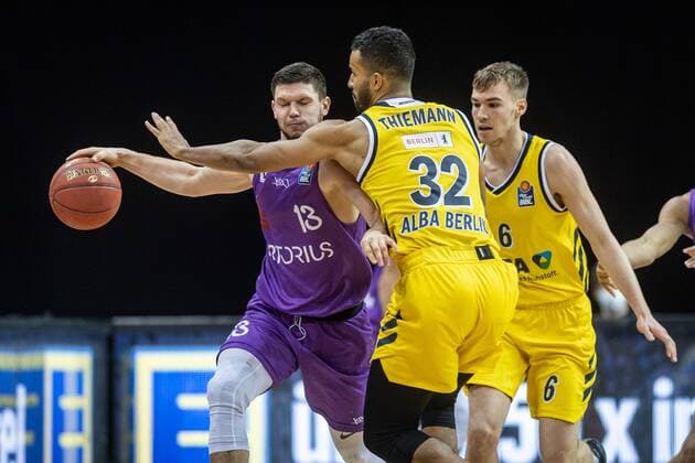 Basketball Berlin 14 03 2021 Season 2020 2021 1 Bundesliga easyCredit BBL Alba Berlin BG Göttingen Rihards Lomazs Göttingen, No 13 Johannes Thiemann Alba Berlin, No 32