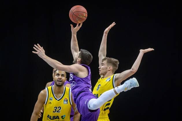 Basketball Berlin 14 03 2021 Season 2020 2021 1 Bundesliga easyCredit BBL Alba Berlin BG Göttingen Rihards Lomazs Göttingen, No 13 Malte Delow Alba Berlin, No 06 Johannes Thiemann Alba Berlin, No 32