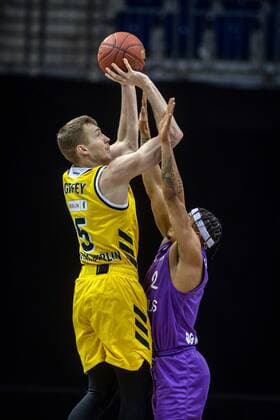 Basketball Berlin 14 03 2021 Season 2020 2021 1 Bundesliga easyCredit BBL Alba Berlin BG Göttingen Niels Giffey Alba Berlin, No 05 Nelson Weidemann Göttingen, No 02