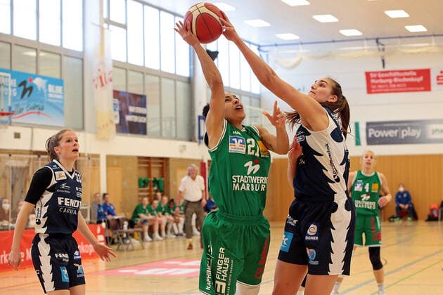 14 03 2021, xovx, Basketball Damen 1 Bundesliga, BC Pharmaserv Marburg XCYDE Angels Nördlingen v l Anneke Schlüter XCYDE Angels Nördlingen , Rachel Arthur BC Pharmaserv Marburg , Victoria Rose Waldner XCYDE Angels Nördlingen Marburg Sporthalle Georg Gaßmann Stadion Hessen Germany DE
