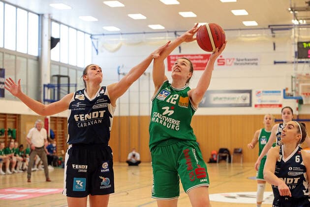 14 03 2021, xovx, Basketball Damen 1 Bundesliga, BC Pharmaserv Marburg XCYDE Angels Nördlingen v l Victoria Rose Waldner XCYDE Angels Nördlingen , Johanna Klug BC Pharmaserv Marburg , Levke Brodersen XCYDE Angels Nördlingen Marburg Sporthalle Georg Gaßmann Stadion Hessen Deutschland DE