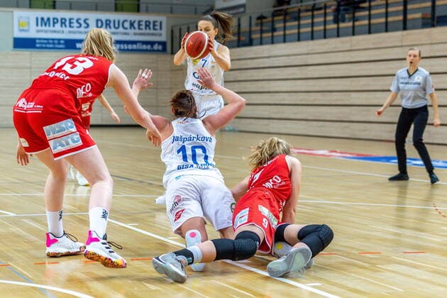 Barbora Kasparkowa 10, GISA Lions SV Halle passes the ball to Laura Schinkel 07, GISA Lions SV Halle GISA Lions SV Halle vs GiroLive Panthers Osnabrück Basketball 1 Bundesliga ERDGAS Sportarena Halle Saale 14 03 2021 Photo Holger John Sachsen Anhalt Germany ERDGAS Sportarena Halle Saale