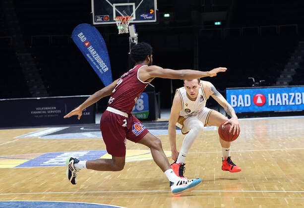 Arnas Velicka Basketball Loewen Braunschweig on the ball