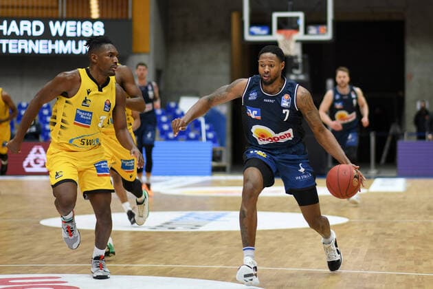 Haywood Highsmith HAKRO Merlins Crailsheim in a duel with Jaleen Smith MHP Riesen Ludwigsburg , GER, HAKRO Merlins Crailsheim vs MHP Riesen Ludwigsburg, 14 03 2021, 23 Spieltag easycredit Basketball Bundesliga, Spielzeit 2020 2021 GER, HAKRO Merlins Crailsheim vs MHP Riesen Ludwigsburg, 14 03 2021, 23 Spieltag easycredit Basketball Bundesliga, Spielzeit 2020 2021 Crailsheim Copyright: xEibnerxPressefoto MichaelxMemmlerx EP_MMR