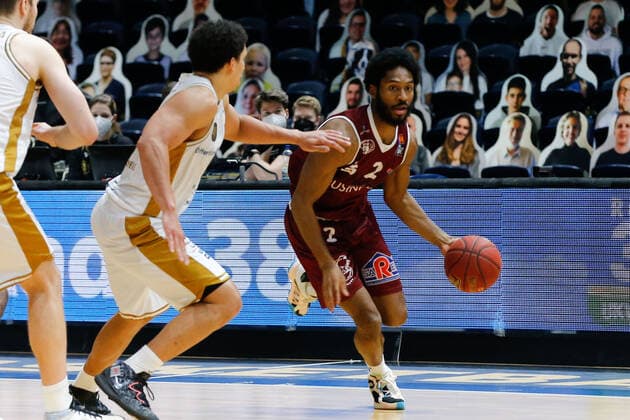 14 03 2021, xgox, basketball, easyCredit BBL, basketball loewen brunswick niners chemnitz emspor, v l terrell harris niners chemnitz, 2 on the ball brunswick
