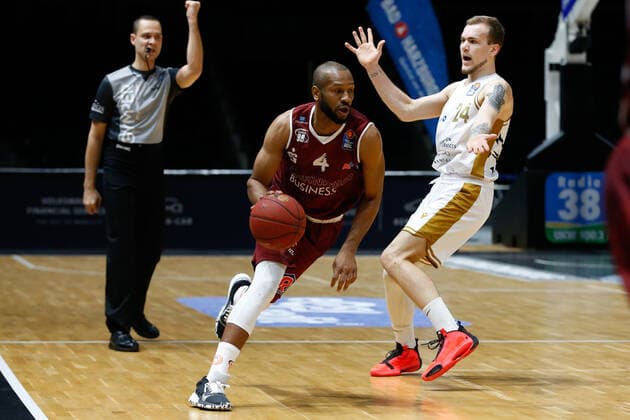 14 03 2021, xgox, basketball, easyCredit BBL, Basketball Loewen Braunschweig Niners Chemnitz emspor, v l Virgil Matthews Niners Chemnitz, 4 , Arnas Velicka Braunschweig, 24 on the ball Braunschweig.
