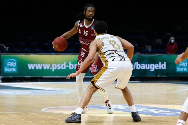 14 03 2021, xgox, basketball, easyCredit BBL, Basketball Loewen Braunschweig Niners Chemnitz emspor, v l Marcus Thornton Niners Chemnitz, 15 on the ball r Braunschweig.