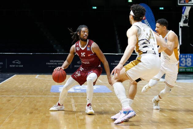 14 03 2021, xgox, basketball, easyCredit BBL, basketball loewen brunswick niners chemnitz emspor, v l marcus thornton niners chemnitz, 15 on the ball brunswick