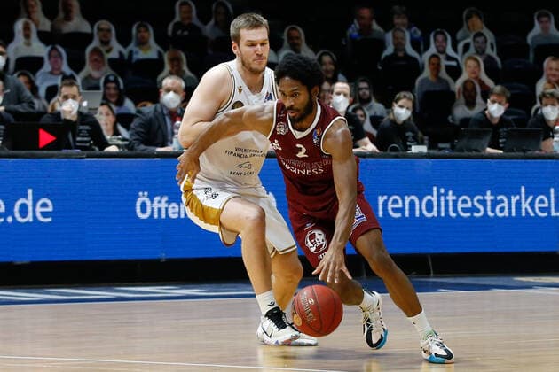 14 03 2021, xgox, basketball, easyCredit BBL, Basketball Loewen Braunschweig Niners Chemnitz emspor, v l Luc van Slooten Braunschweig, 4 , Terrell Harris Niners Chemnitz, 2 Zweikampf Braunschweig.