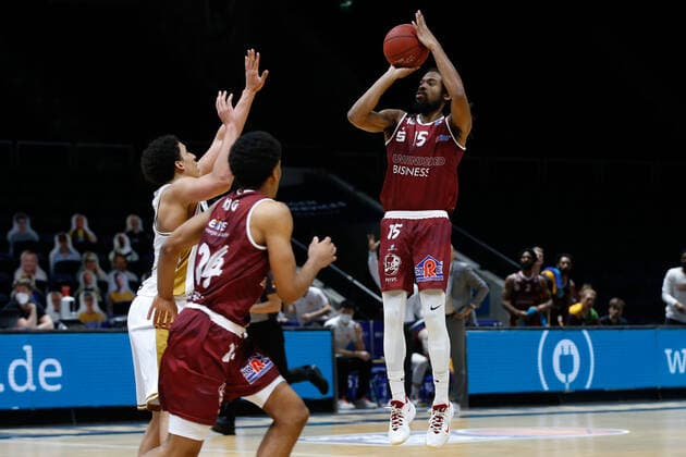 14 03 2021, xgox, basketball, easyCredit BBL, basketball loewen brunswick niners chemnitz emspor, v l marcus thornton niners chemnitz, 15 throws basket, hits, scores basket, scores brunswick