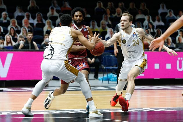 14 03 2021, xgox, basketball, easyCredit BBL, Basketball Loewen Braunschweig Niners Chemnitz emspor, v l Terrell Harris Niners Chemnitz, 2 , Arnas Velicka Braunschweig, 24 Zweikampf Braunschweig.