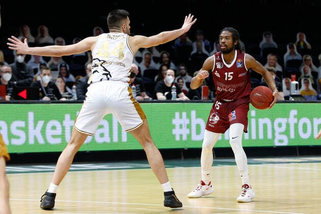 14 03 2021, xgox, basketball, easyCredit BBL, basketball loewen brunswick niners chemnitz emspor, v l marcus thornton niners chemnitz, 15 on the ball brunswick