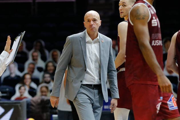 14 03 2021, xgox, basketball, easyCredit BBL, Basketball Loewen Braunschweig Niners Chemnitz emspor, v l Rodrigo Pastore Niners Chemnitz, coach disappointed, disappointed after the game Braunschweig
