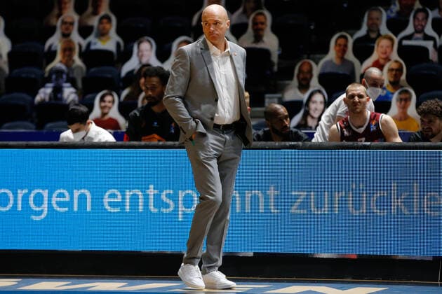 14 03 2021, xgox, basketball, easyCredit BBL, basketball loewen brunswick niners chemnitz emspor, v l rodrigo pastore niners chemnitz, coach thoughtful brunswick