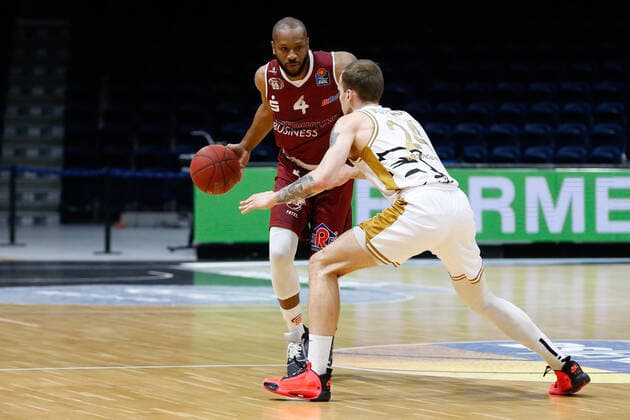 14 03 2021, xgox, basketball, easyCredit BBL, basketball loewen brunswick niners chemnitz emspor, v l Virgil Matthews niners chemnitz, 4 on the ball brunswick