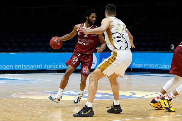 14 03 2021, xgox, basketball, easyCredit BBL, basketball loewen brunswick niners chemnitz emspor, v l terrell harris niners chemnitz, 2 on the ball brunswick