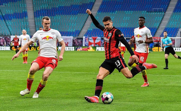 14 03 2021, xjhx, Fussball 1 Bundesliga, RB Leipzig Eintracht Frankfurt emspor, v l Lukas Klostermann RB Leipzig , Andre Silva Eintracht Frankfurt DFL DFB REGULATIONS PROHIBIT ANY USE OF PHOTOGRAPHS as IMAGE SEQUENCES and or QUASI VIDEO Leipzig