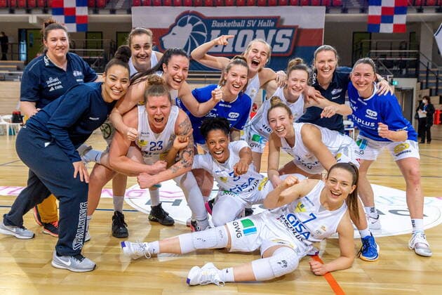 Cheers of the Lions after the victory GISA Lions SV Halle vs GiroLive Panthers Osnabrück Basketball 1 Bundesliga ERDGAS Sportarena Halle Saale 14 03 2021 Photo Holger John Sachsen Anhalt Germany ERDGAS Sportarena Halle Saale