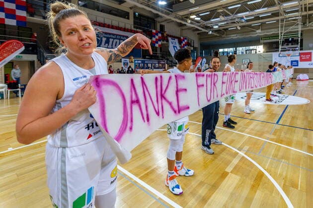 With a banner the Lions thank the fans In front captain Klaudia Grudzien 23, GISA Lions SV Halle GISA Lions SV Halle vs GiroLive Panthers Osnabrück Basketball 1 Bundesliga ERDGAS Sportarena Halle Saale 14 03 2021 Photo Holger John Sachsen Anhalt Germany ERDGAS Sportarena Halle Saale