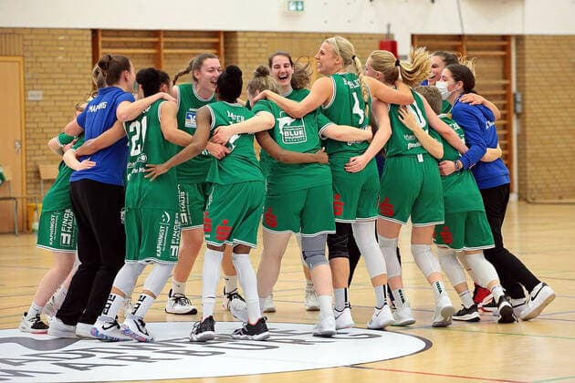 14 03 2021, xovx, Basketball Damen 1 Bundesliga, BC Pharmaserv Marburg XCYDE Angels Nördlingen Jubilation among the players of BC Marburg after the 68 60 victory against Nördlingen Marburg Sporthalle Georg Gaßmann Stadion Hessen Germany EN
