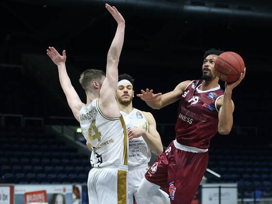 Luc van Slooten Basketball Loewen Braunschweig , Jonathan Williams Chemnitz99
