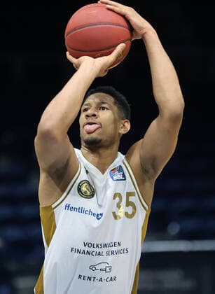 Karim Jallow Basketball Loewen Braunschweig shooting free throw