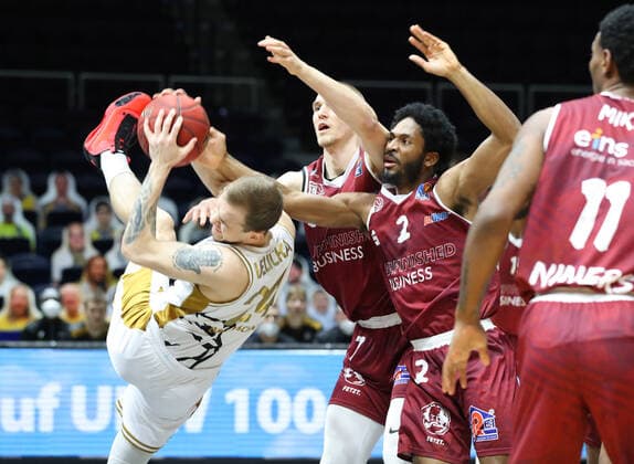 Löwen Braunschweig vs Chemnitz, BBL Braunschweig, 14 03 2021, BASKETBALL easyCredit BBL Basketball Bundesliga, Löwen Braunschweig vs Niners Chemnitz, season 2020 21 Amas Velicka Löwen Braunschweig , Terrel Harris Niners Chemnitz , Jonas Richter Niners Chemnitz Braunschweig
