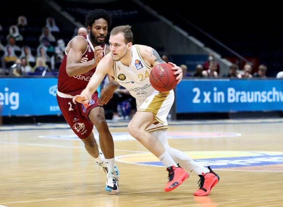 Löwen Braunschweig vs Chemnitz, BBL Braunschweig, 14 03 2021, BASKETBALL easyCredit BBL Basketball Bundesliga, Löwen Braunschweig vs Niners Chemnitz, season 2020 21 Terrel Harris Niners Chemnitz , Amas Velicka Löwen Braunschweig Braunschweig