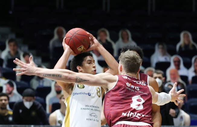 Löwen Braunschweig vs Chemnitz, BBL Braunschweig, 14 03 2021, BASKETBALL easyCredit BBL Basketball Bundesliga, Löwen Braunschweig vs Niners Chemnitz, season 2020 21 James Robinson Löwen Braunschweig , Jan Niklas Wimberg Niners Chemnitz Braunschweig