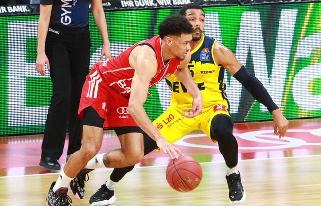 2 Wade Baldwin FCBB red vs 25 Phil Pressey Oldenburg Basketball, 1 Bundesliga, BBL, FC Bayern Munich vs EWE Baskets Oldenburg at Audi Dome, 14 03 2021 PHOTO Mladen Lackovic LakoPress