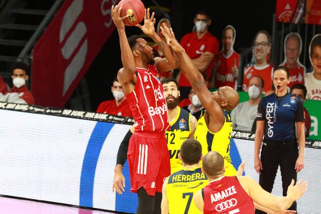 25 JaJuan Johnson FCBB red vs 23 Rickey Paulding, 7 Sebastian Herrera Oldenburg basketball, 1 Bundesliga, BBL, FC Bayern Munich vs EWE Baskets Oldenburg at Audi Dome, 14 03 2021 PHOTO Mladen Lackovic LakoPress