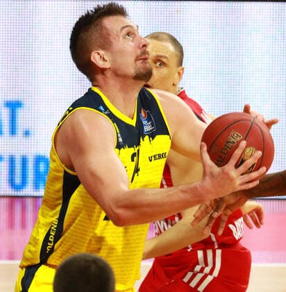 15 Robin Amaize FCBB vs 24 RaÅ¡id MahalbaÅ¡iÄ‡ Oldenburg Basketball, 1 Bundesliga, BBL, FC Bayern Munich vs EWE Baskets Oldenburg at Audi Dome, 14 03 2021 PHOTO Mladen Lackovic LakoPress.
