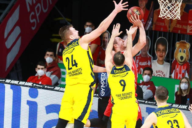 16 Paul Zipser FCBB vs 24 RaÅ¡id MahalbaÅ¡iÄ‡, 9 Karsten Tadda, Oldenburg Basketball, 1 Bundesliga, BBL, FC Bayern Munich vs EWE Baskets Oldenburg at Audi Dome, 14 03 2021 PHOTO Mladen Lackovic LakoPress.