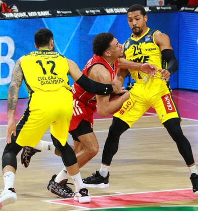 2 Wade Baldwin FCBB vs stopped by 25 Phil Pressey, 12 Martin Breunig Oldenburg Basketball, 1 Bundesliga, BBL, FC Bayern Munich vs EWE Baskets Oldenburg at Audi Dome, 14 03 2021 PHOTO Mladen Lackovic LakoPress