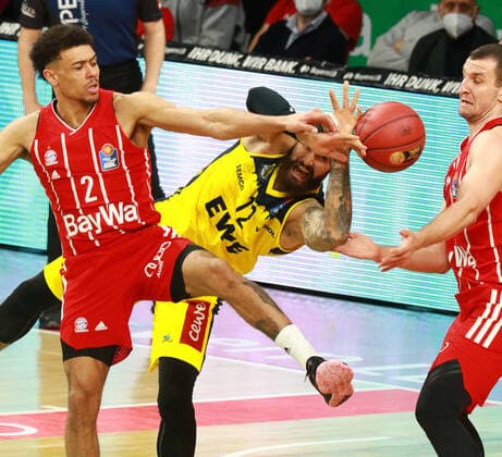2 Wade Baldwin li and 16 Paul Zipser FCBB vs 12 Martin Breunig Oldenburg Basketball, 1 Bundesliga, BBL, FC Bayern Munich vs EWE Baskets Oldenburg at Audi Dome, 14 03 2021 PHOTO Mladen Lackovic LakoPress